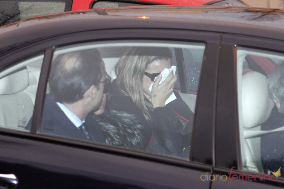 Eva Cobo totalmente desconsolada en el funeral de su hija Carlota Cantó
