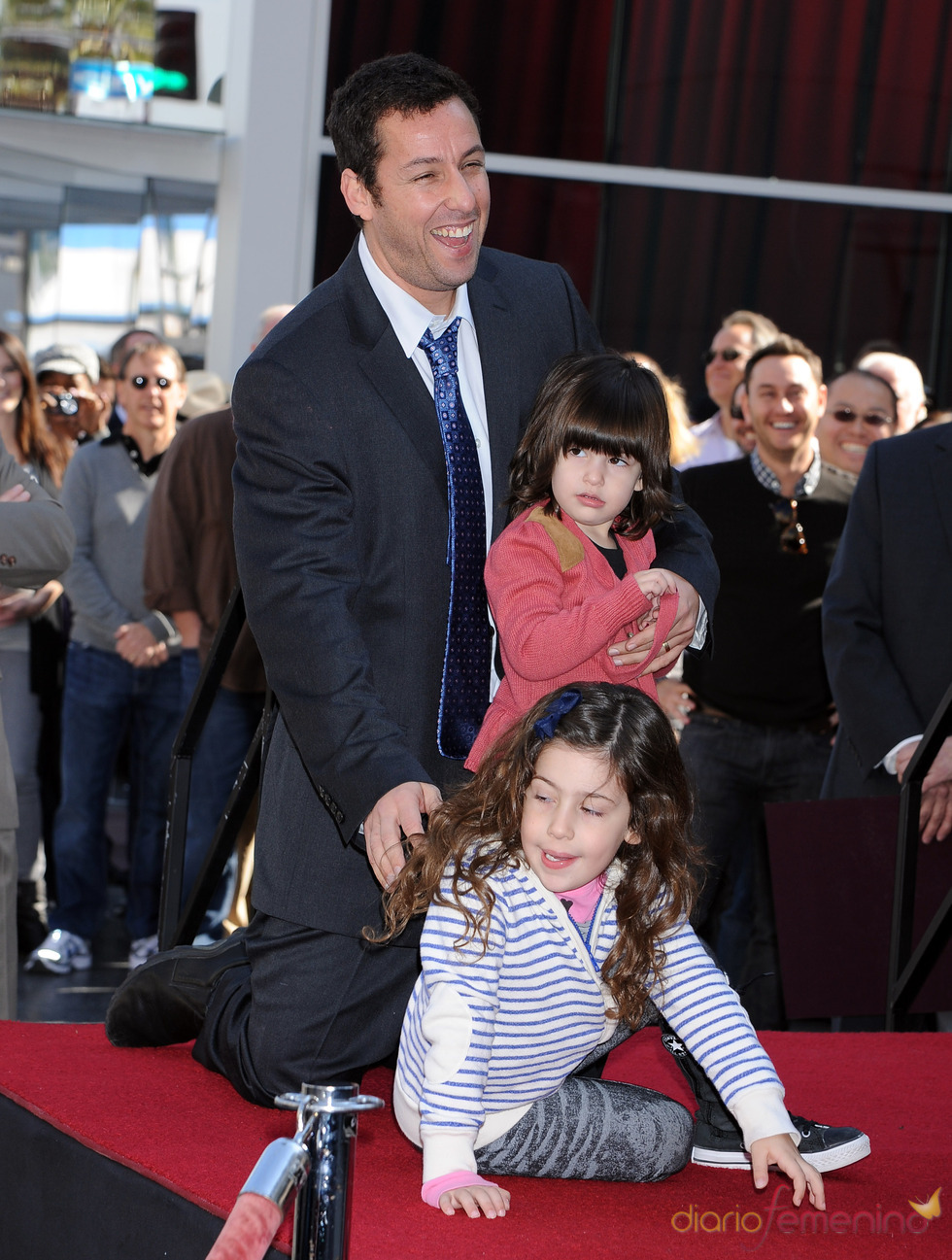 Adam Sandler con sus dos hijas
