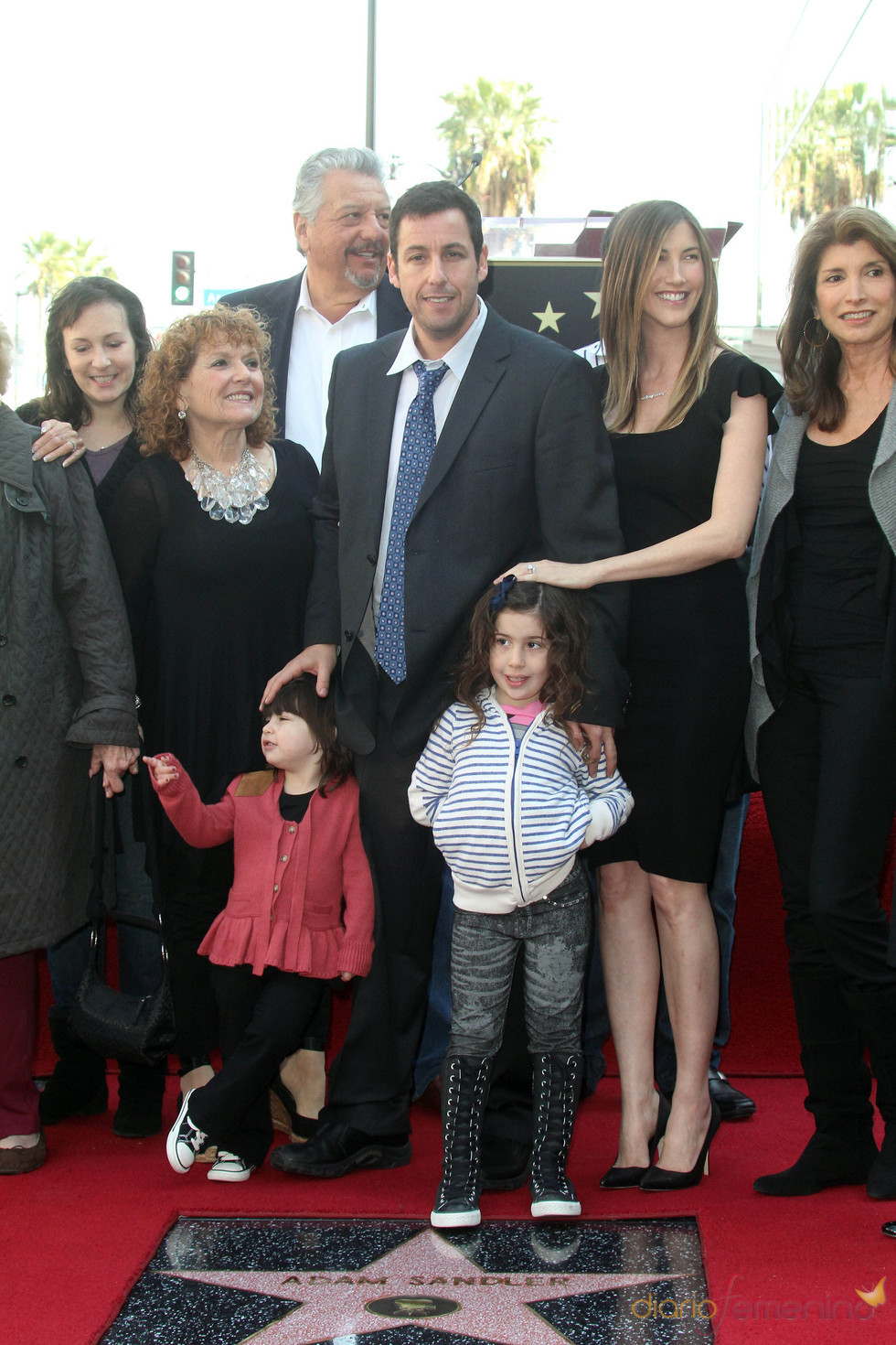 Adam Sandler posa feliz con su familia y amigos
