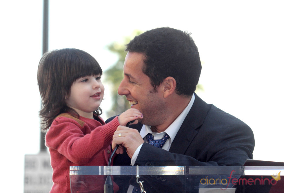 Adam Sandler muestra a su hija su Estrella
