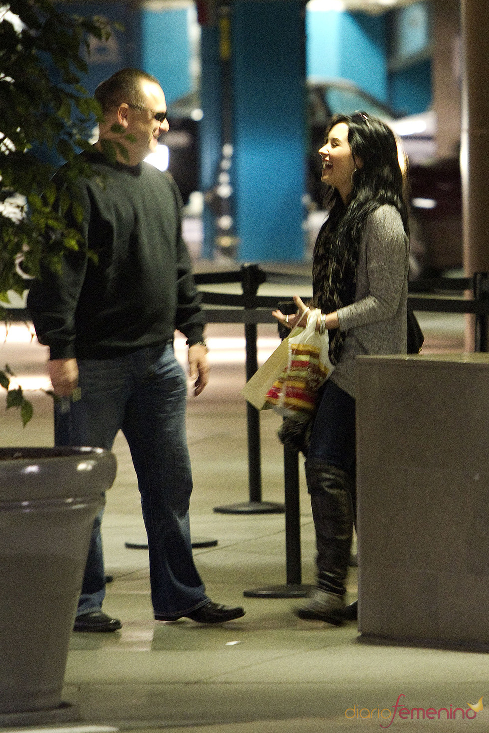 Demi Lovato se divierte con un amigo tras salir de la clínica de rehabilitación