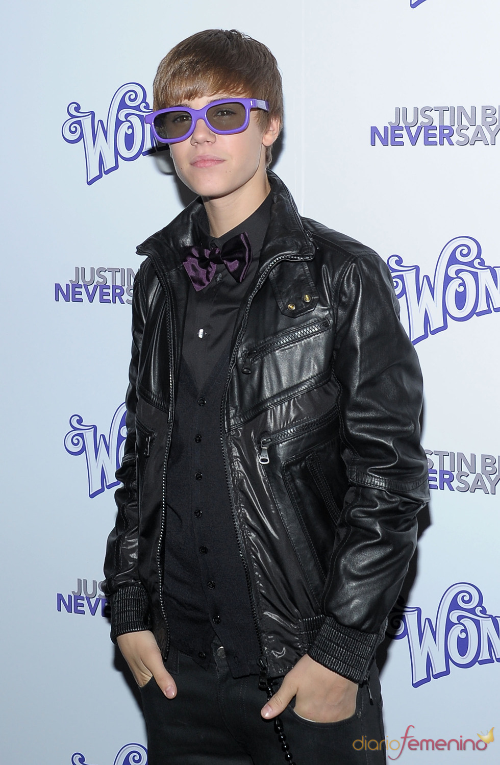 Justin Bieber con gafas moradas