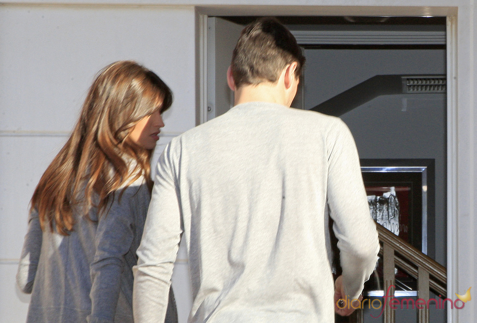 Iker Casillas y Sara Carbonero entran en su casa
