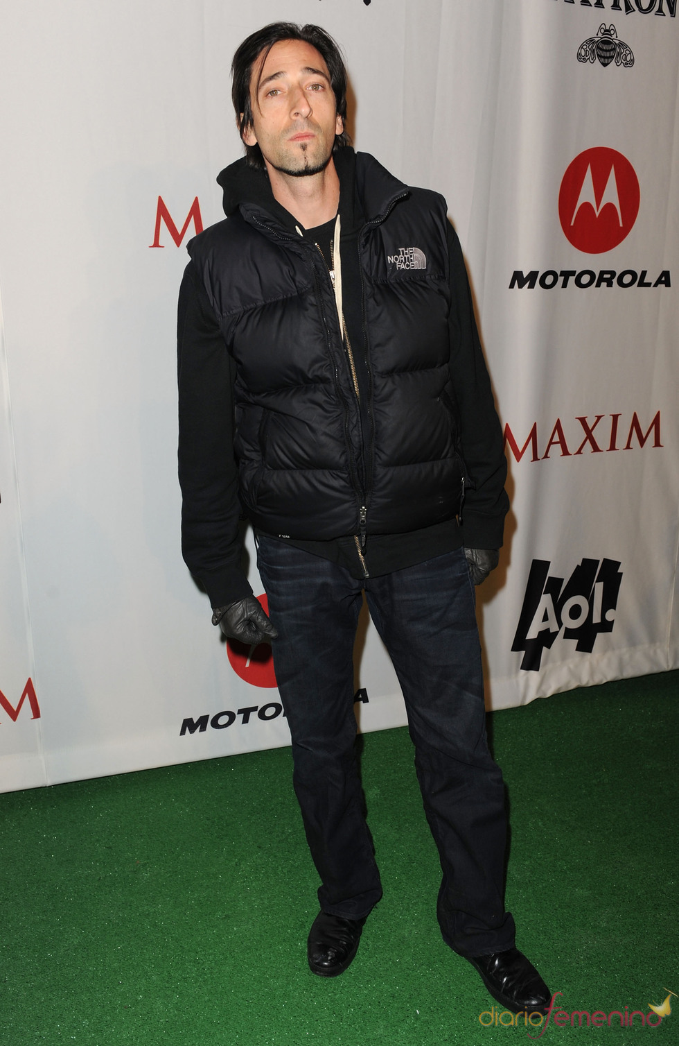 Adrien Brody no quiso perderse la fiesta previa a la Super Bowl 2011