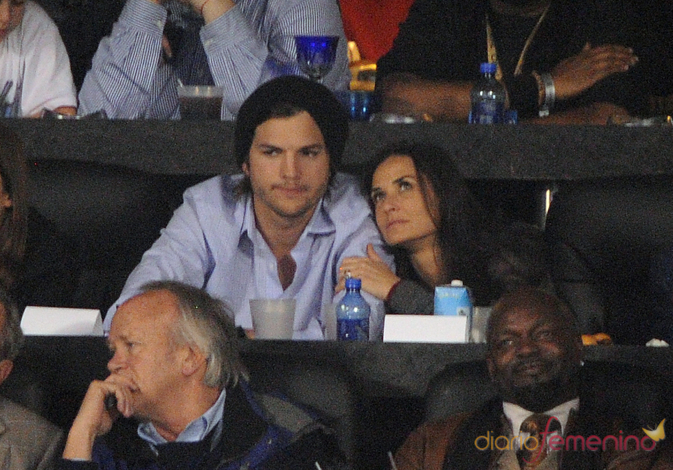 Ashton Kutcher y Demi Moore en la Superbowl