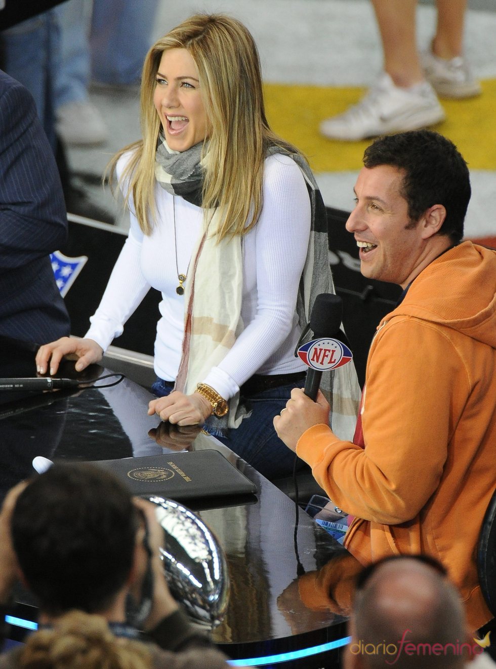 Jennifer Aniston y Adam Sandler en la Superbowl