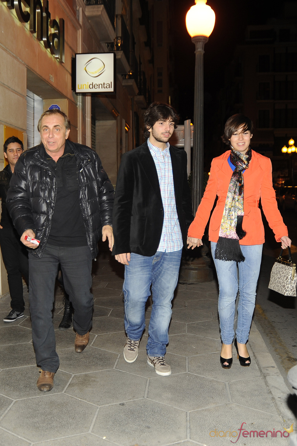 Guillermo Furiase, su hijo y la novia de este