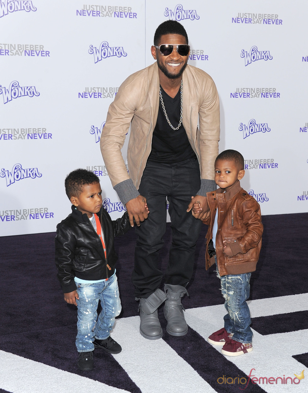 Usher Raymon y sus hijos en la premier de la pelicula de Justin Bieber