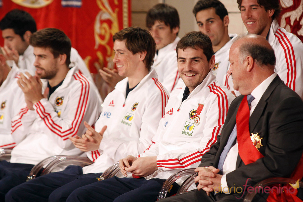 Los jugadores de la selección reciben emocionados la Medalla de Oro