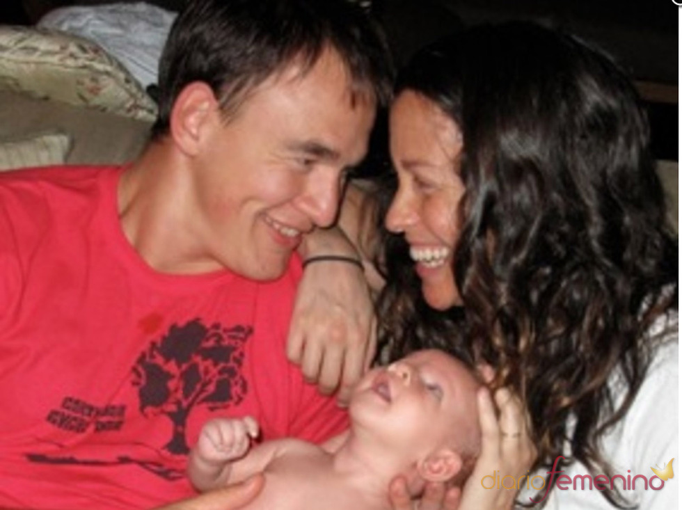 Alanis Morissette junto a su marido y su bebé