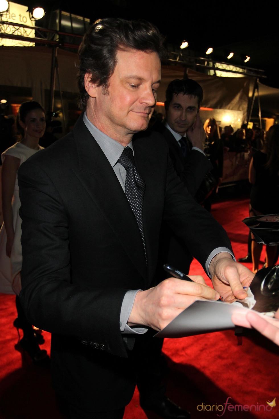 Colin Firth atiende a sus fans en los premios Crítica de Londres 2011