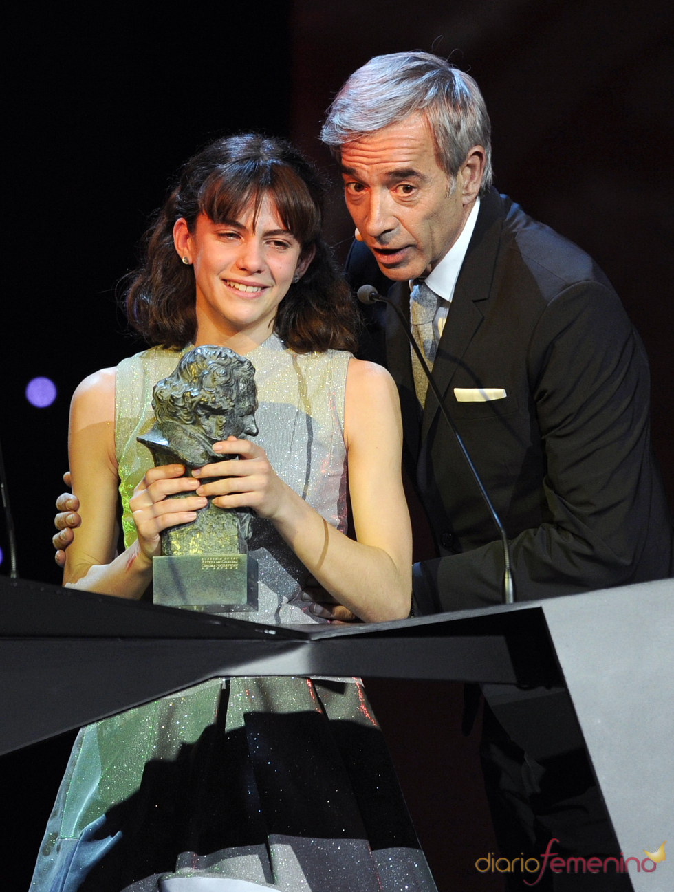Marina Comas recibe el premio Goya de Imanol Arias