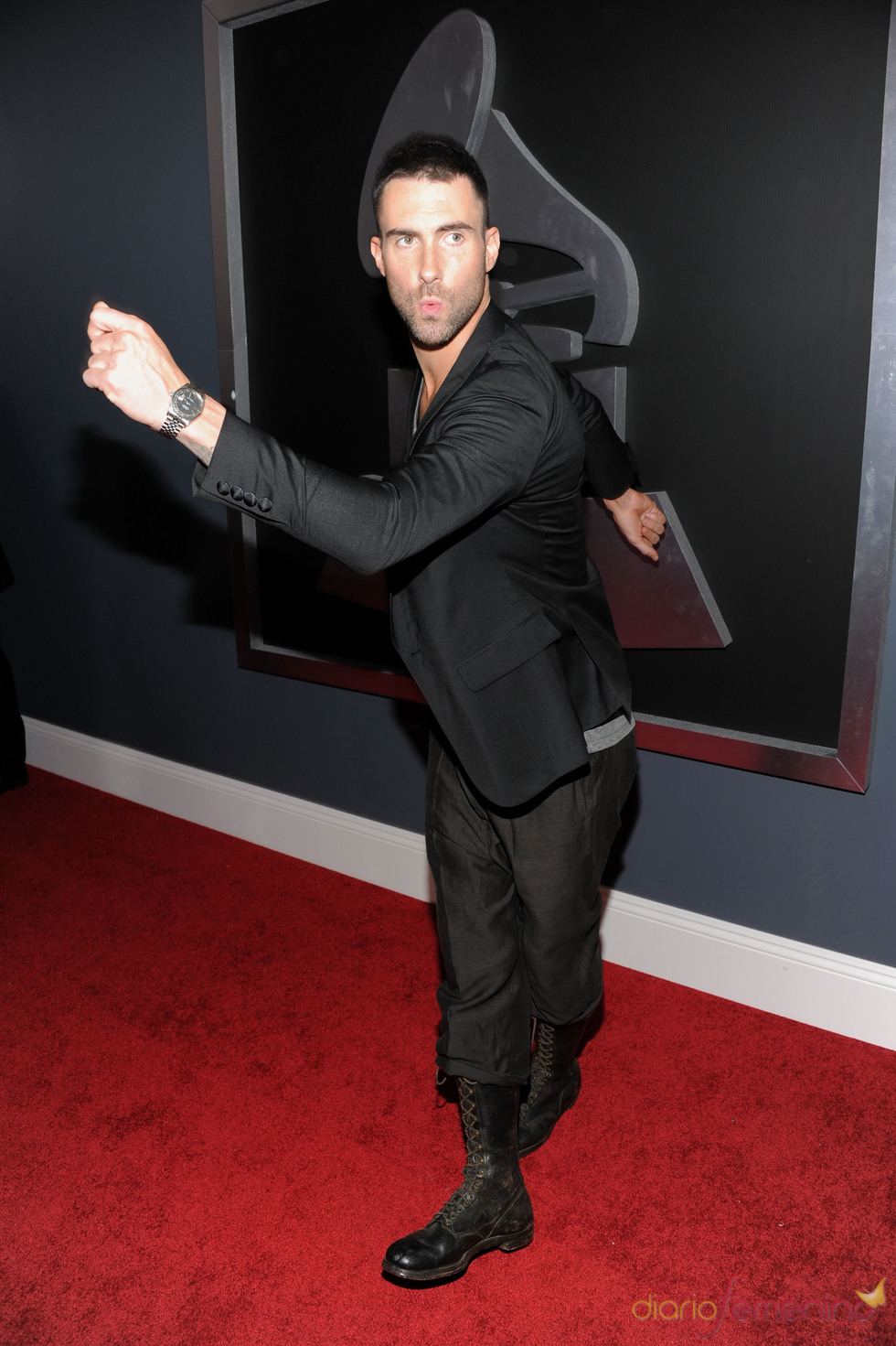 Adam Levine en los Grammy 2011