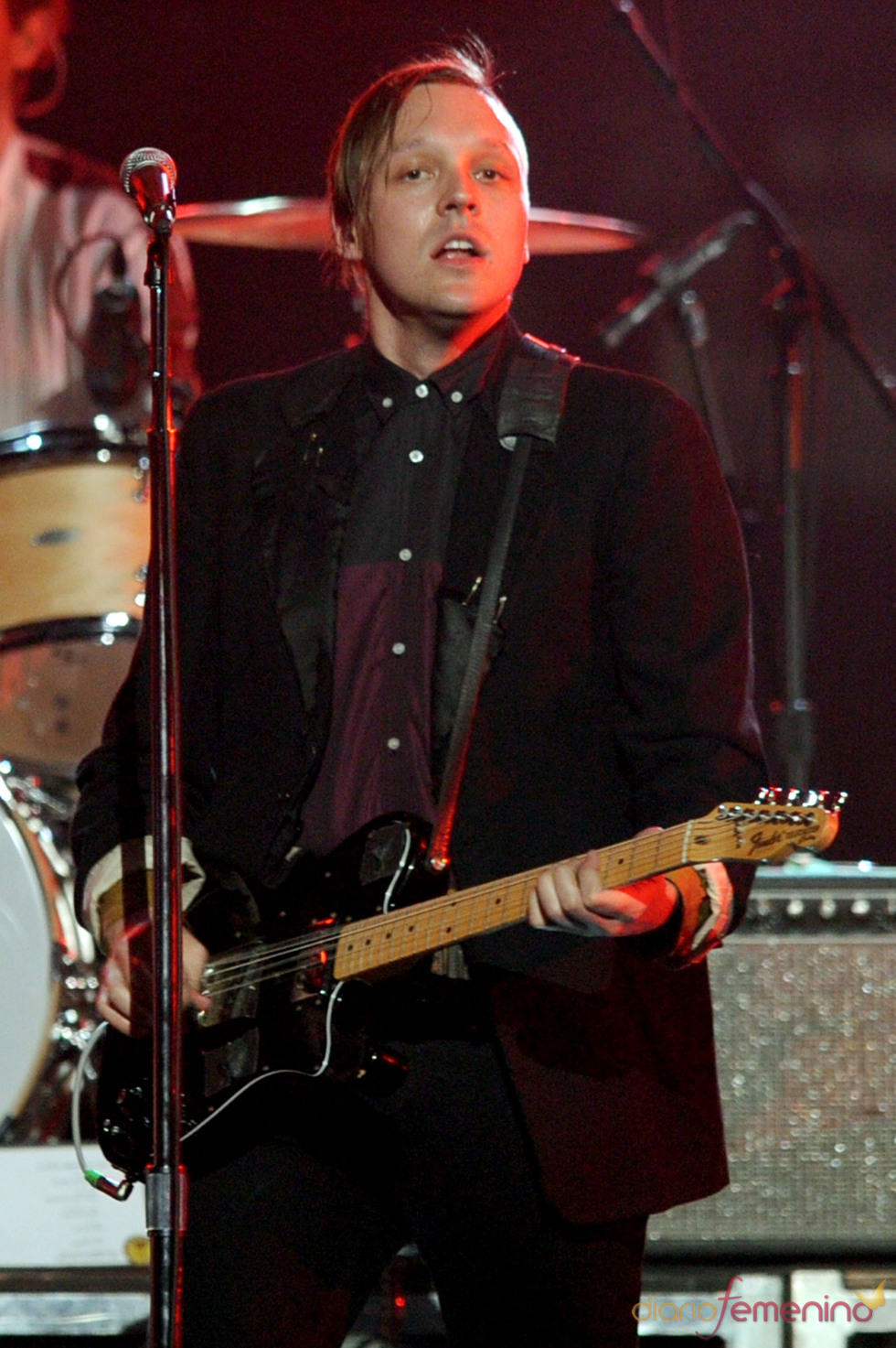 Win Butler cantando en la gala de los Grammy 2011