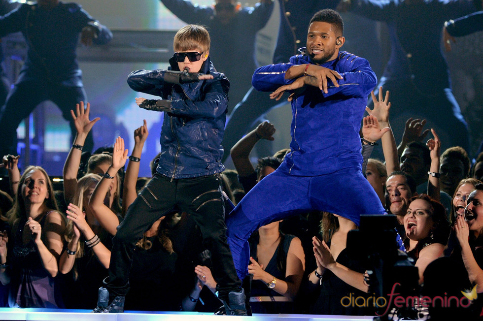 Justin Bieber y Usher bailando en los Grammy 2011
