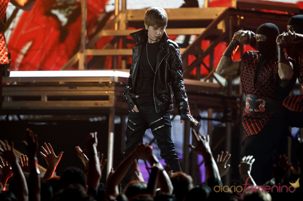 Justin Bieber cantando en los Grammy 2011