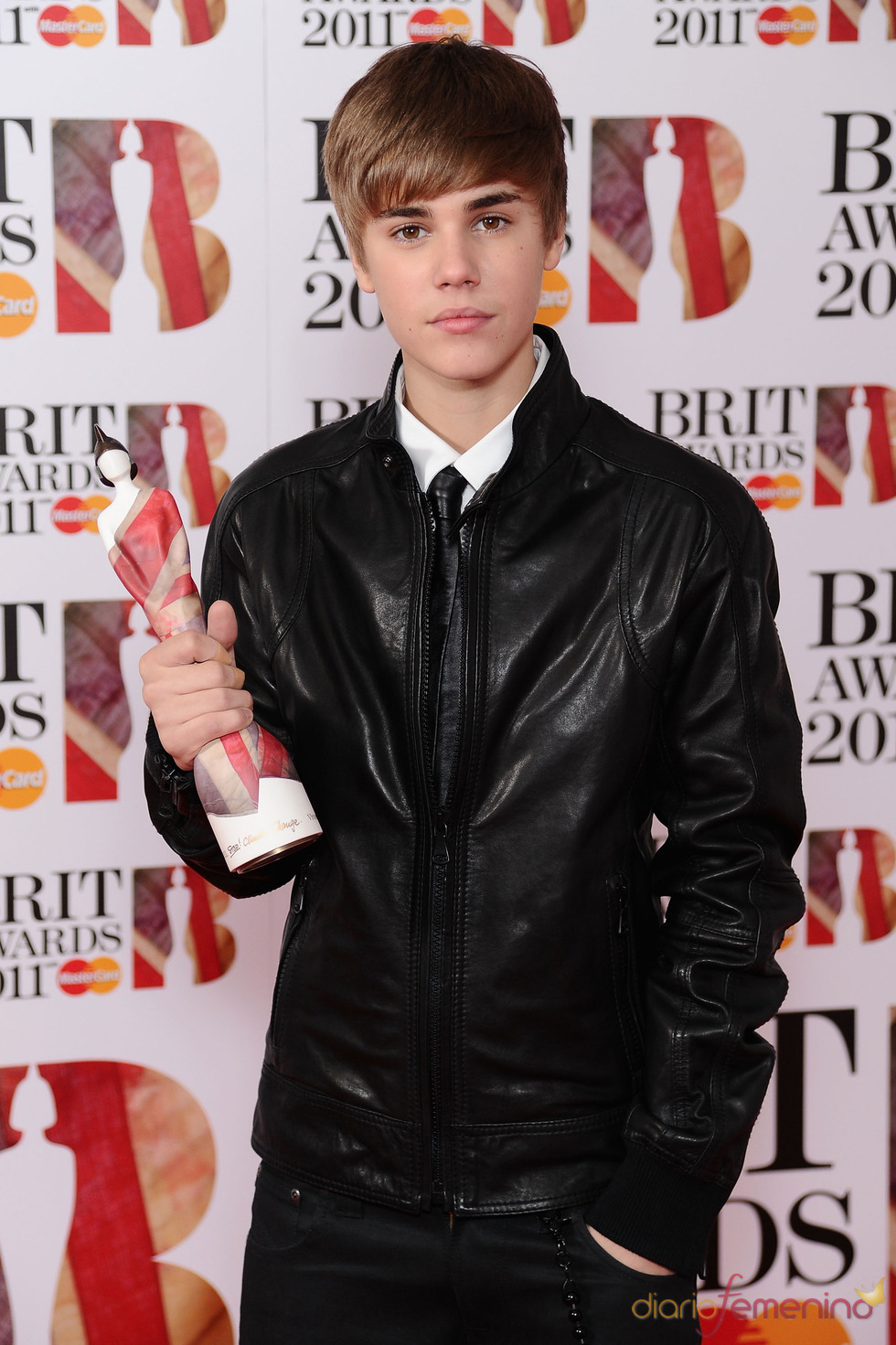 Justin Bieber con su Brit Awards 2011