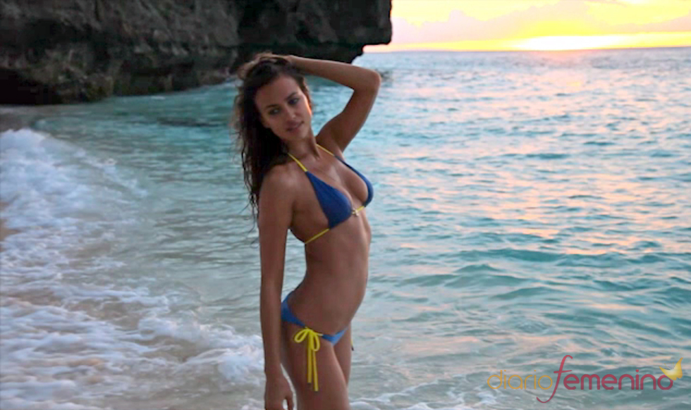 Irina Shayk con traje de baño azul marino