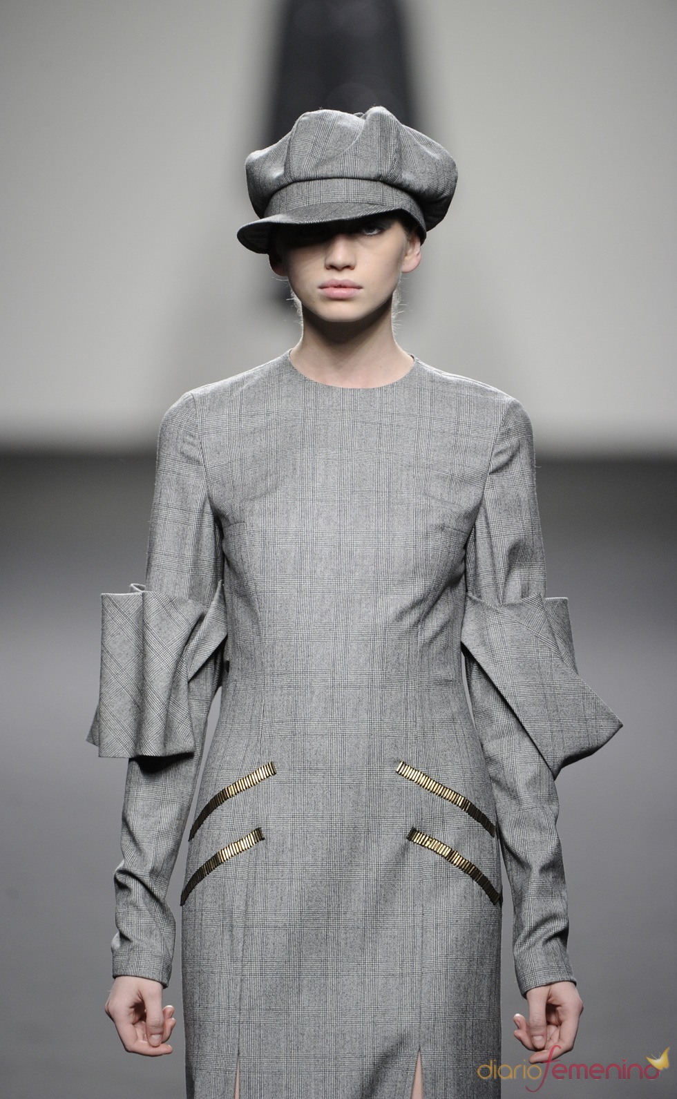 Vestido gris años 40. Jesús del Pozo O/I 2011-12. Cibeles Madrid Fashion Week Vestido gris años 40. Jesús del Pozo O/I 2011-12. Cibeles Madrid Fashion Week