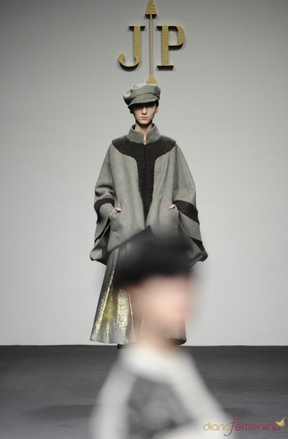 Abrigo forma masculina. Jesús del Pozo O/I 2011-12. Cibeles Madrid Fashion Week