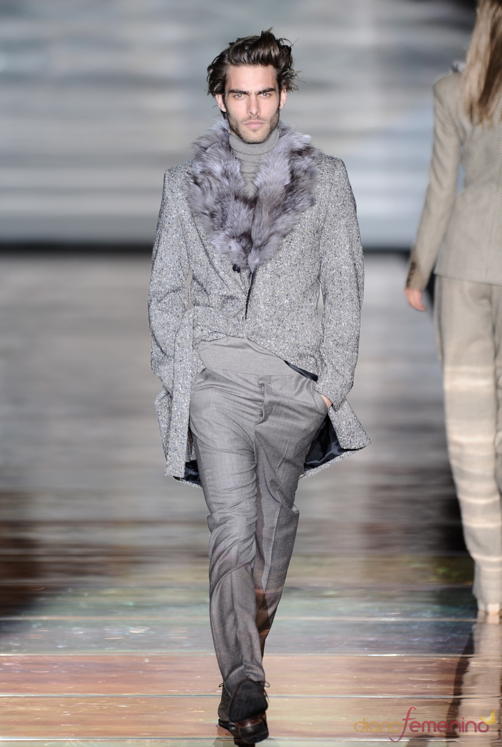 Jon Kortajarena de gris. Roberto Verino. Cibeles Madrid Fashion Week 2011
