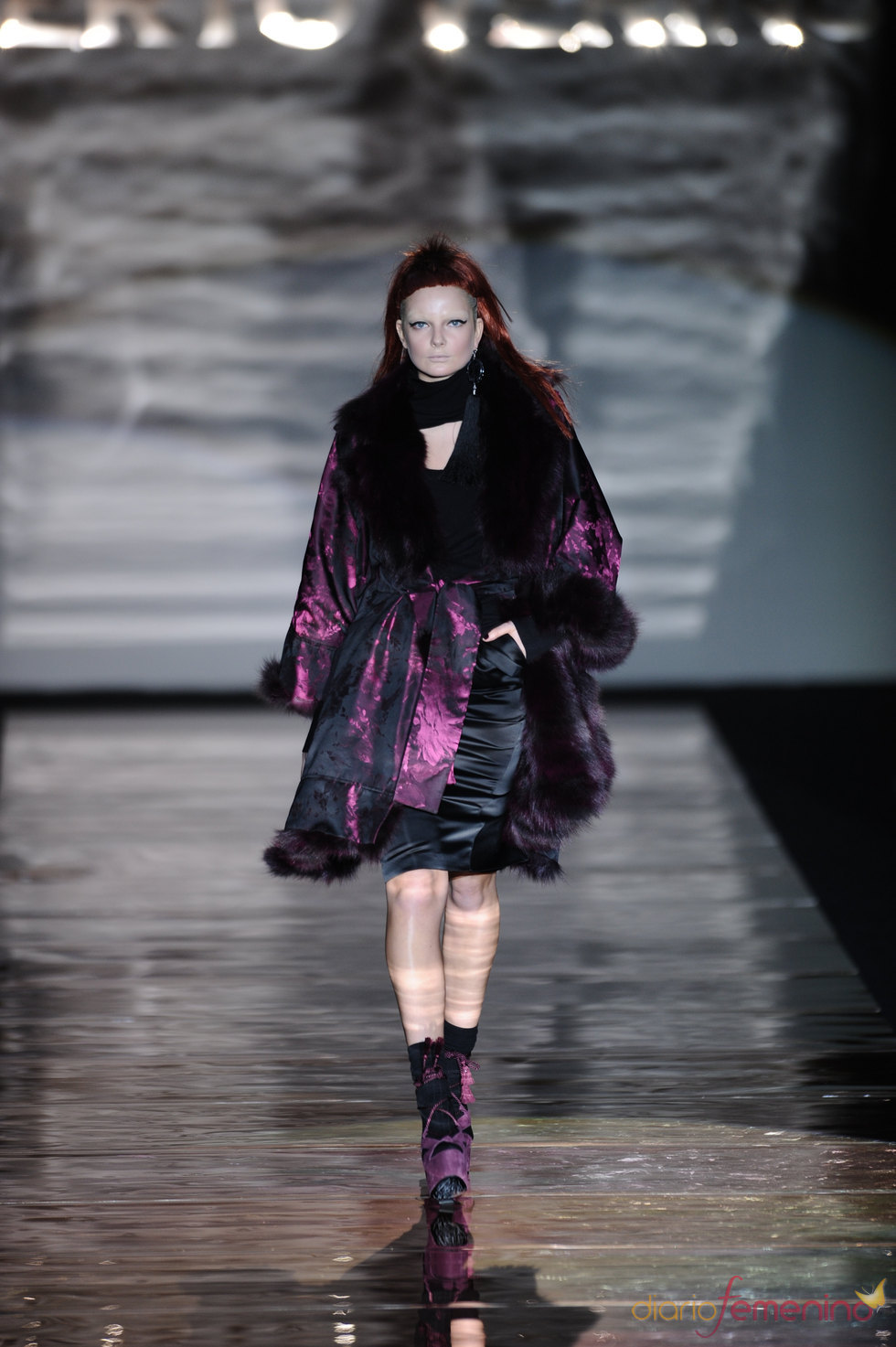 Conjunto negro y violeta. Roberto Verino. Cibeles Madrid Fashion Week 2011 Conjunto negro y violeta. Roberto Verino. Cibeles Madrid Fashion Week 2011