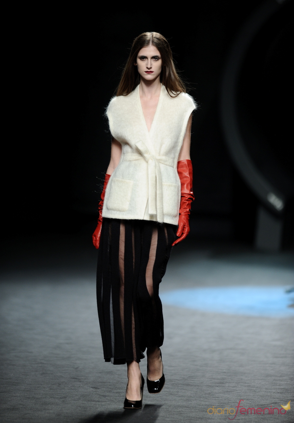 Conjunto blanco con falda negra. Duyos. Cibeles Madrid Fashion week 2011