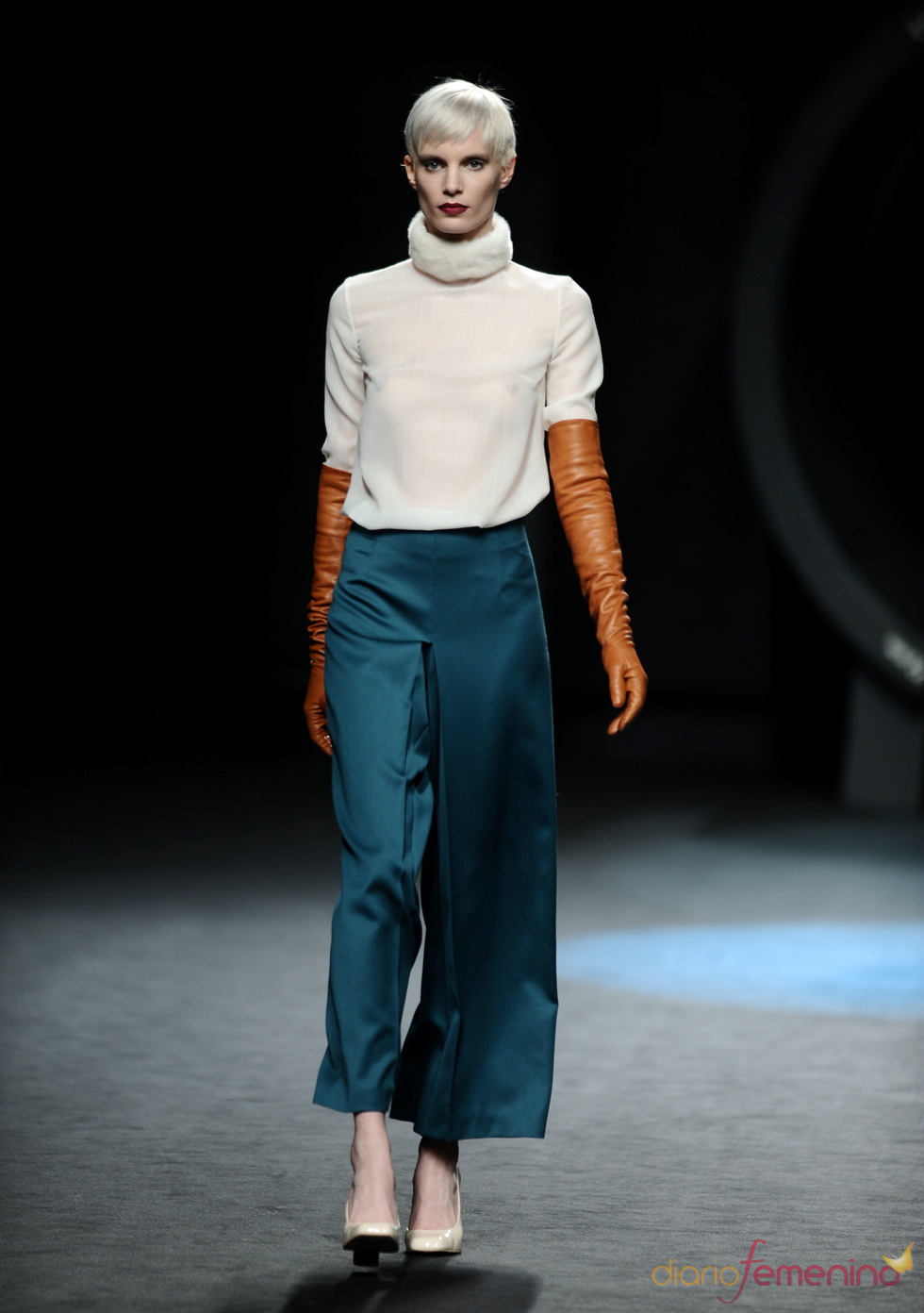 Jersey crudo con pantalón azulón. Duyos. Cibeles Madrid Fashion Week 2011