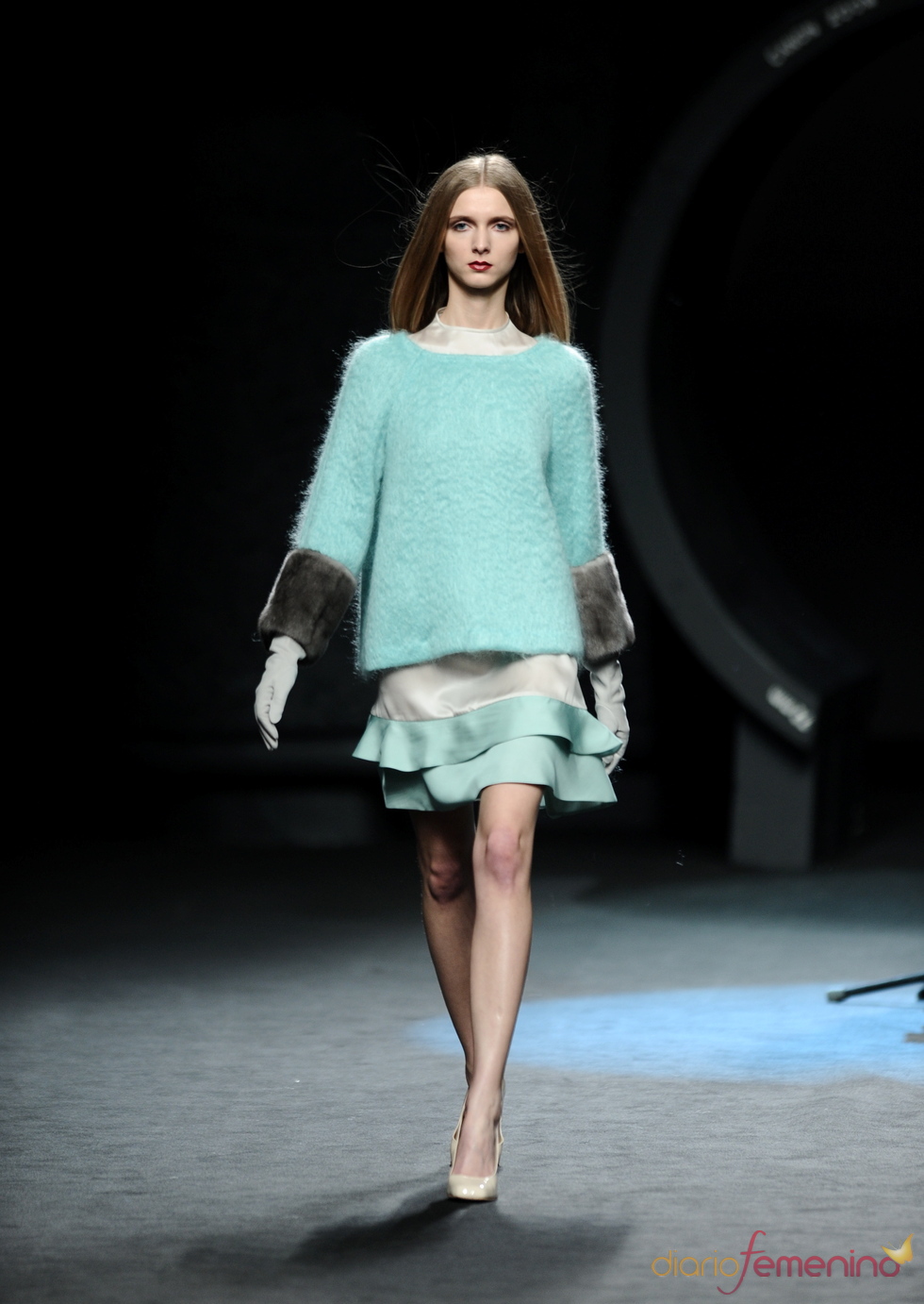 Jersey azul con falda de vuelo. Duyos. Cibeles Madrid Fashion Week 2011