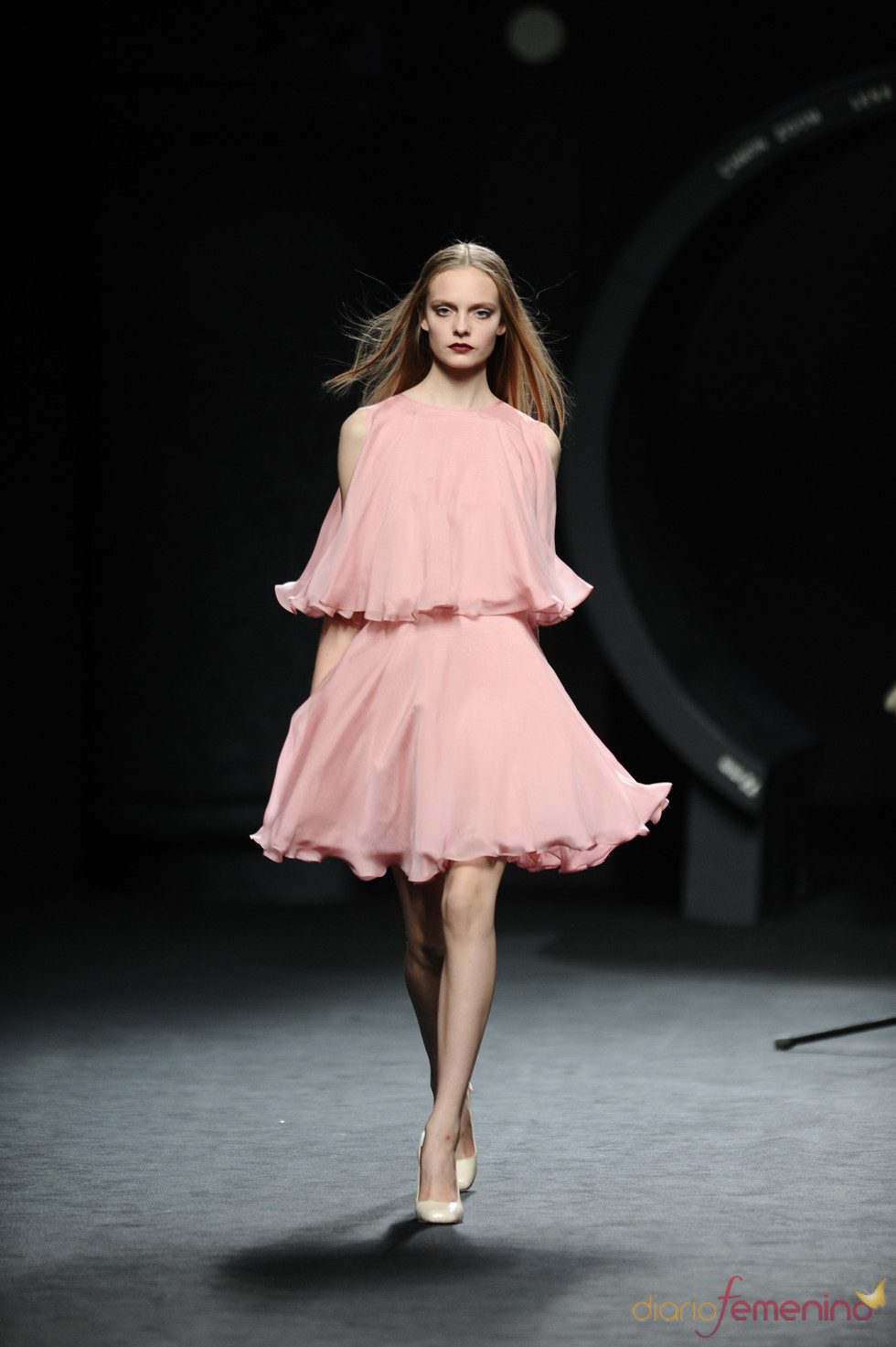 Vestido rosa palo de vuelo. Duyos. Cibeles Madrid Fashion Week 2011