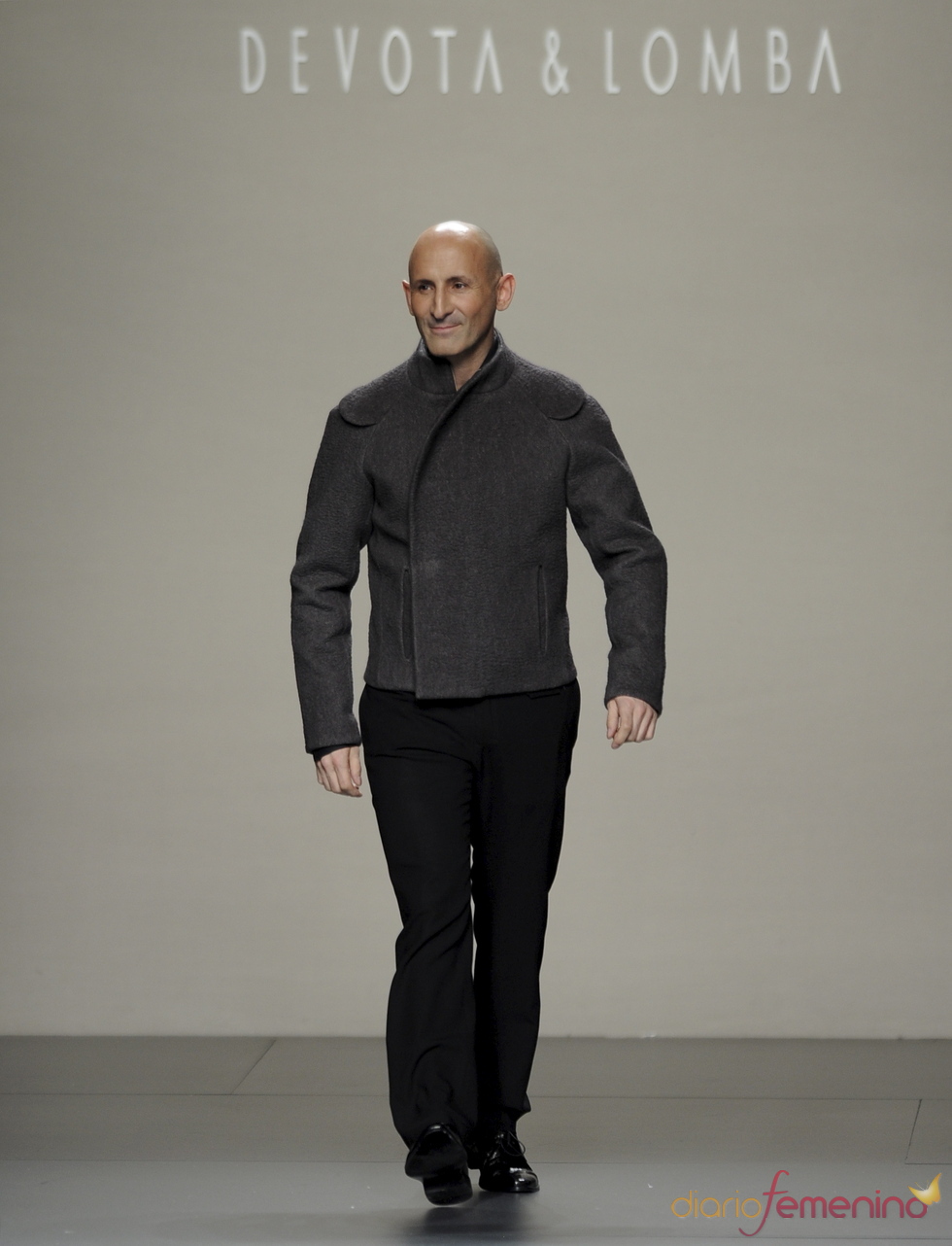 Modesto Lomba saluda en su desfile. Cibeles Madrid Fashion week 2011