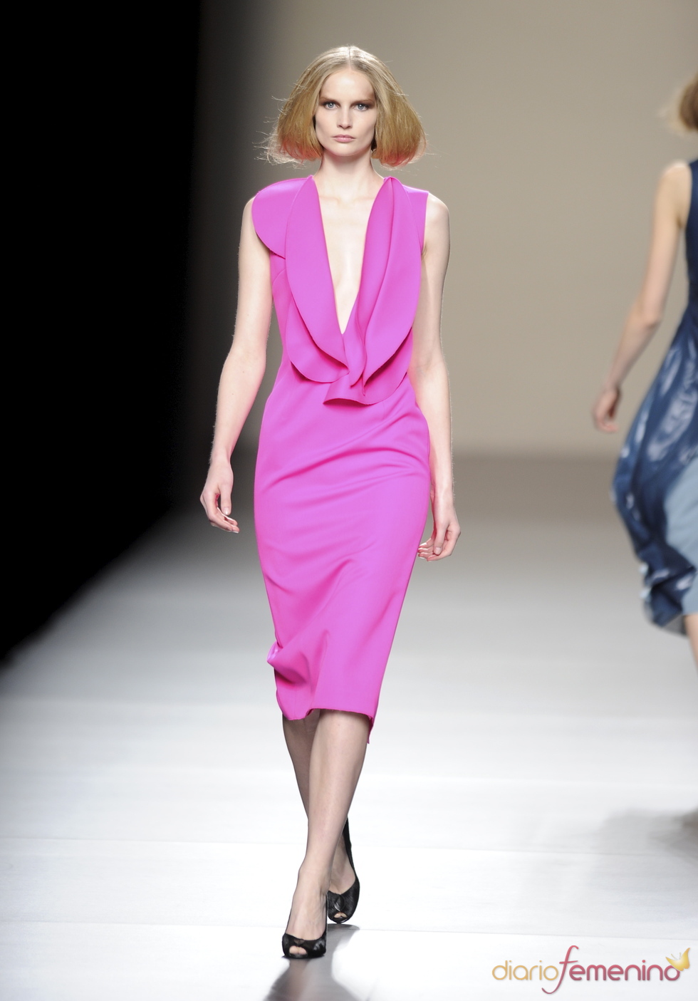 Vestido fucsia con escote. Devota y Lomba. Cibeles Madrid Fashion Week 2011