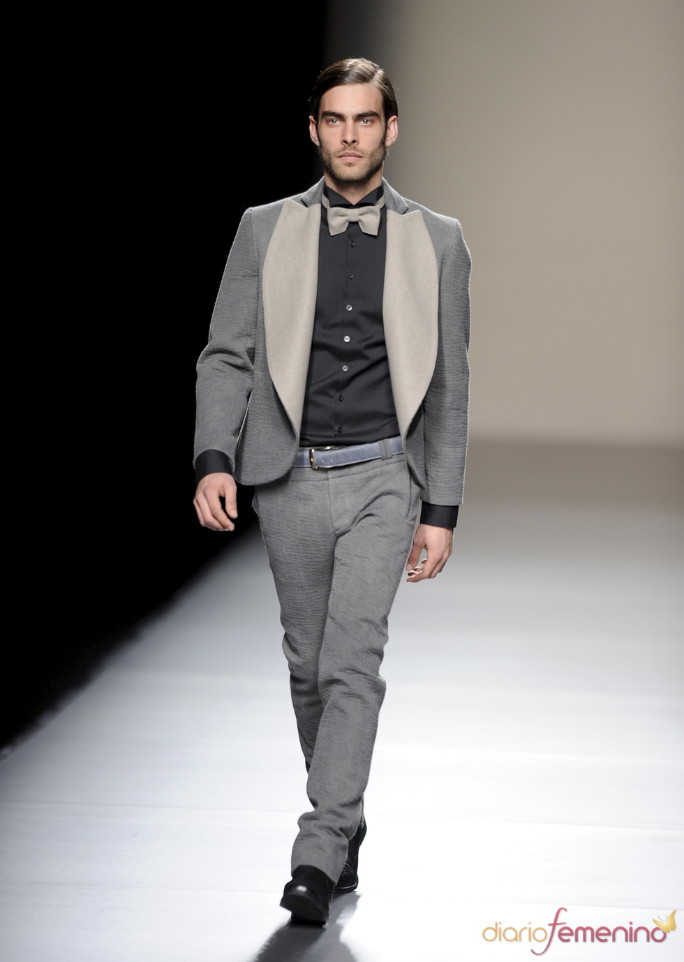 Jon Kortajarena con pajarita beige. Devota y Lomba. Cibeles Madrid Fashion week 2011