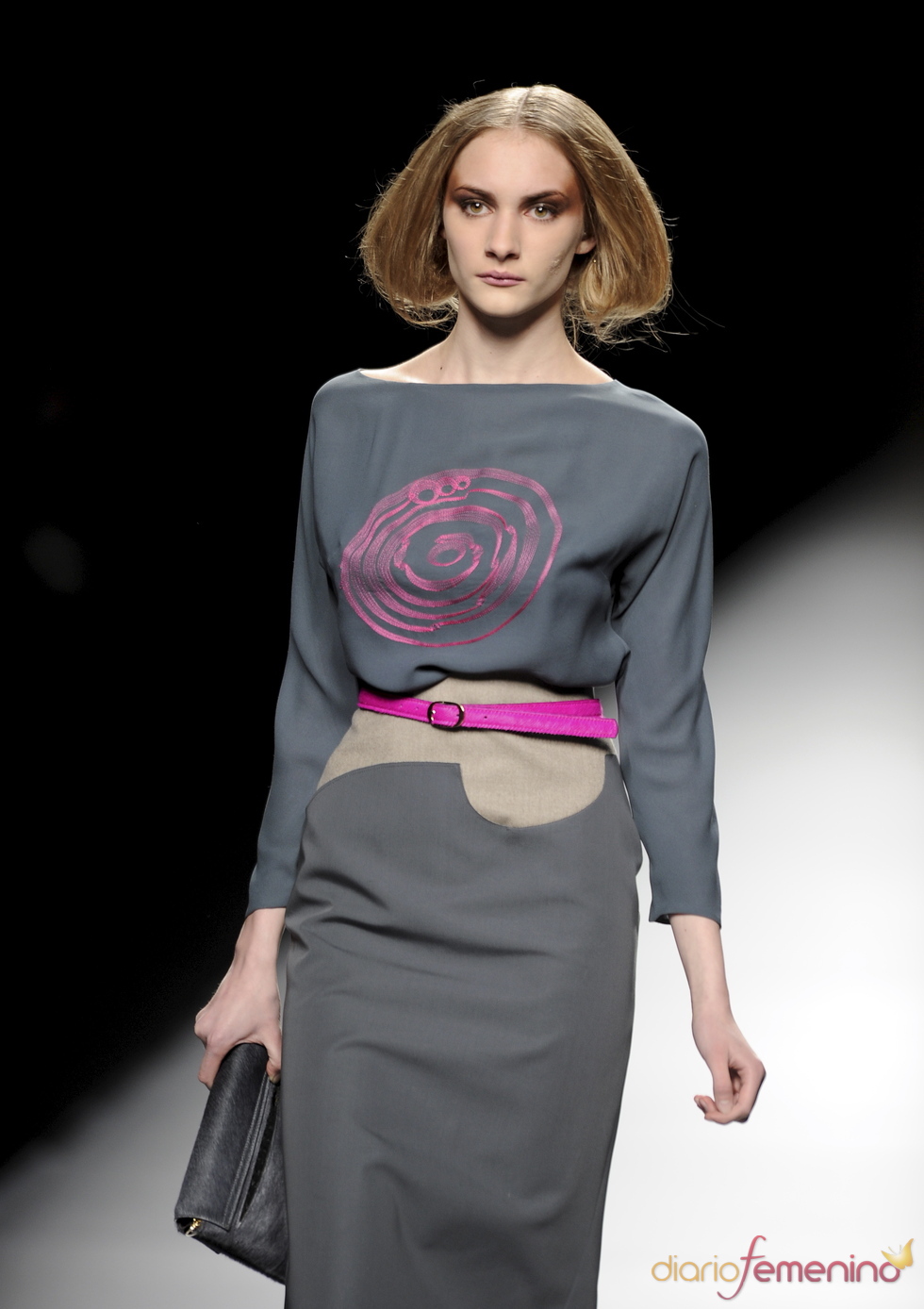 Vestido gris con estampado fucsia. Devota y Lomba. Cibeles Madrid Fashion Week 2011