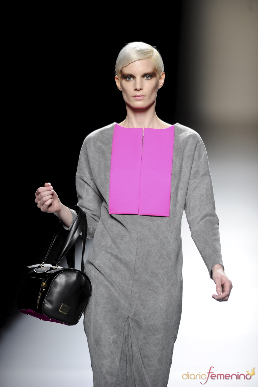 Vestido gris con frontal fucsia. Devota y Lomba. Cibeles Madrid Fashion Week 2011