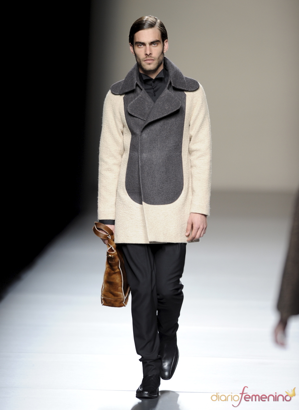Jon Kortajarena con traje gris y beige. Devota y Lomba. Cibeles Madrid Fashion Week 2011