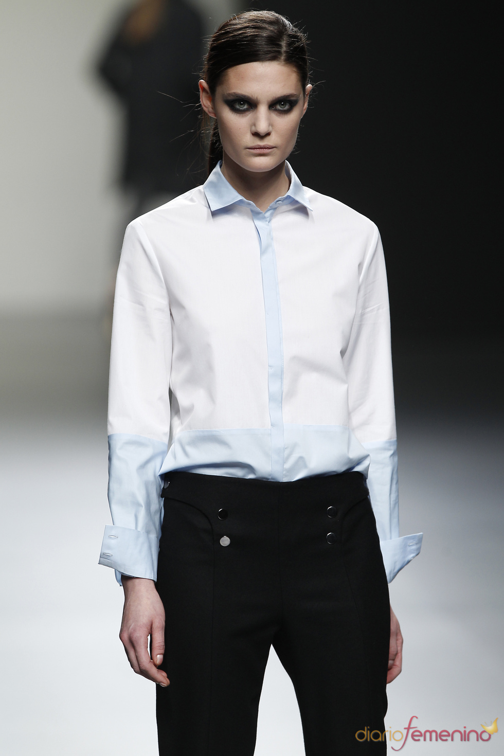 Ángel Schlesser propone a una mujer muy masculina en Cibeles 2011