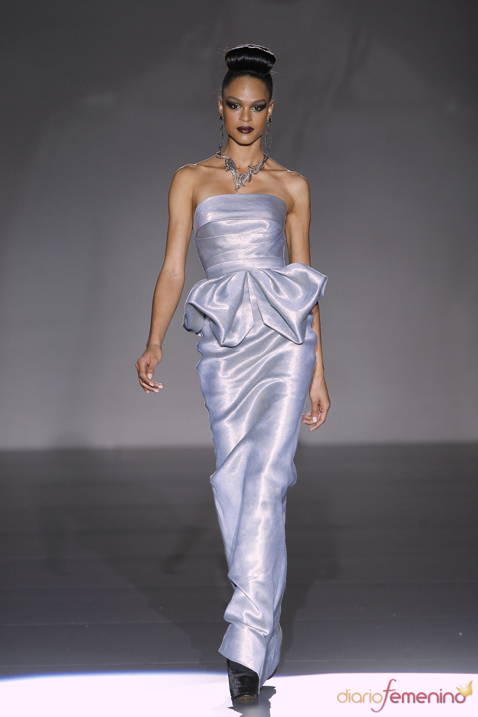 Voluptuosos volantes en los vestidos de Hannibal Laguna