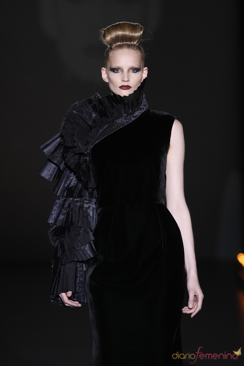 Vestido de terciopelo con volantes al hombro de Hannibal Laguna