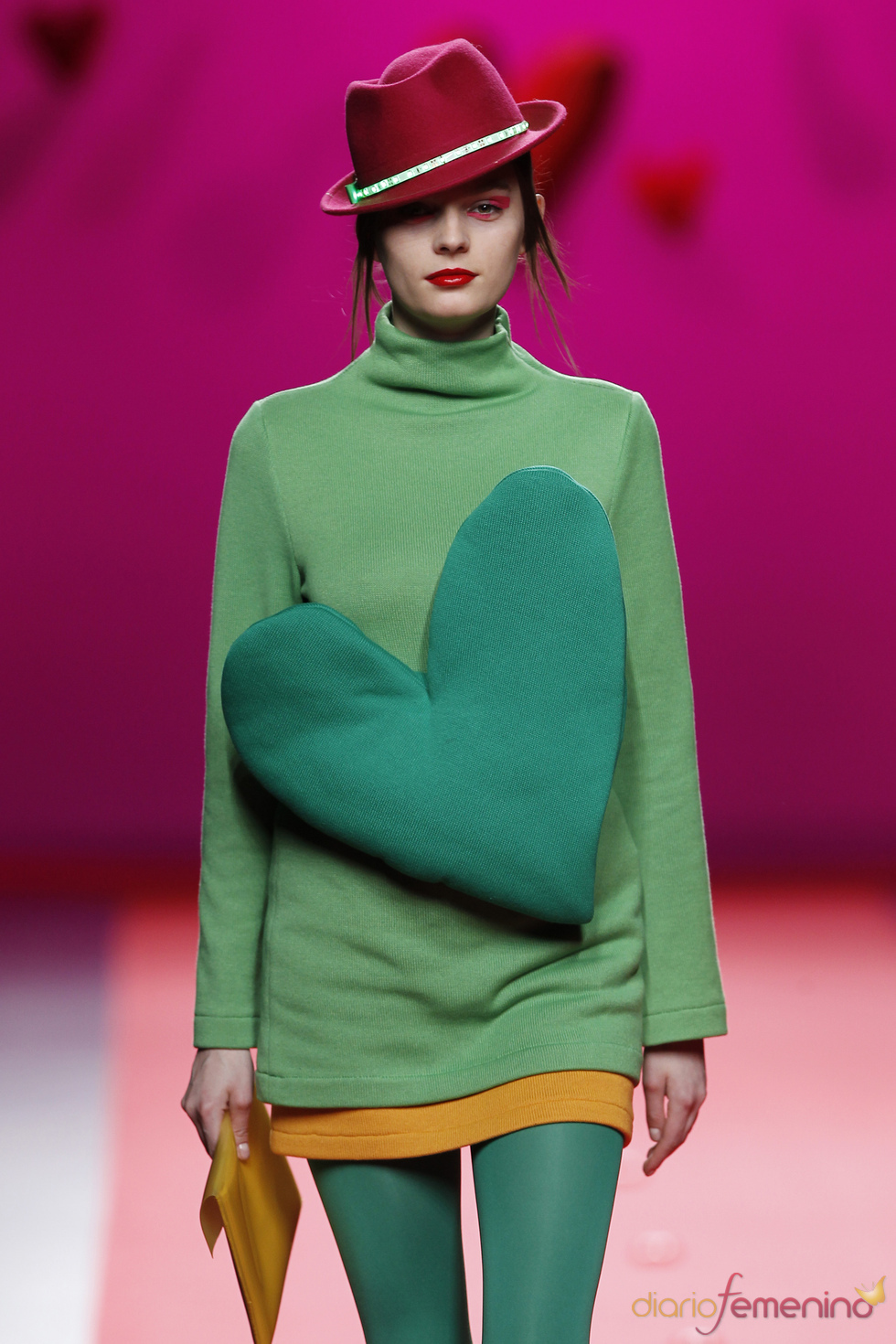 Las piernas se tiñen de color según Agatha Ruiz de la Prada en Cibeles