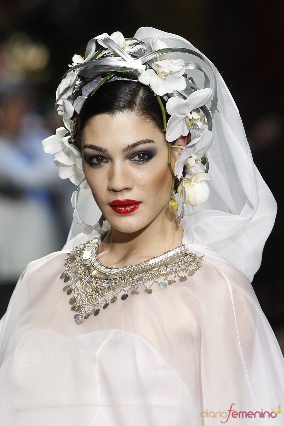 Escote joya en el traje de novia de Francis Montesino