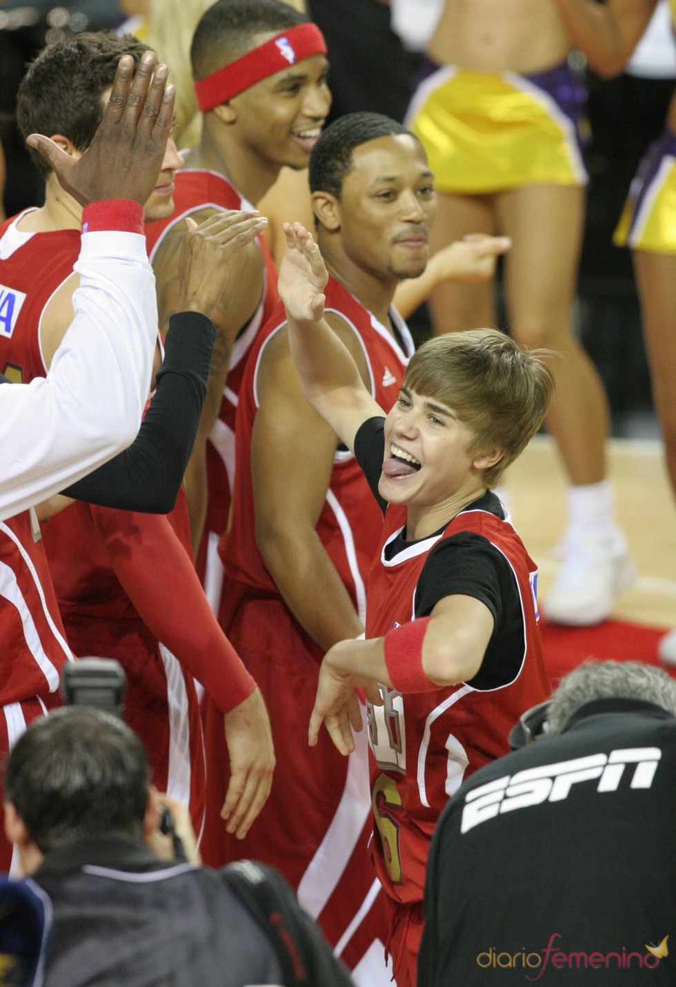 Justin Bieber bromea con sus compañeros de equipo de baloncesto