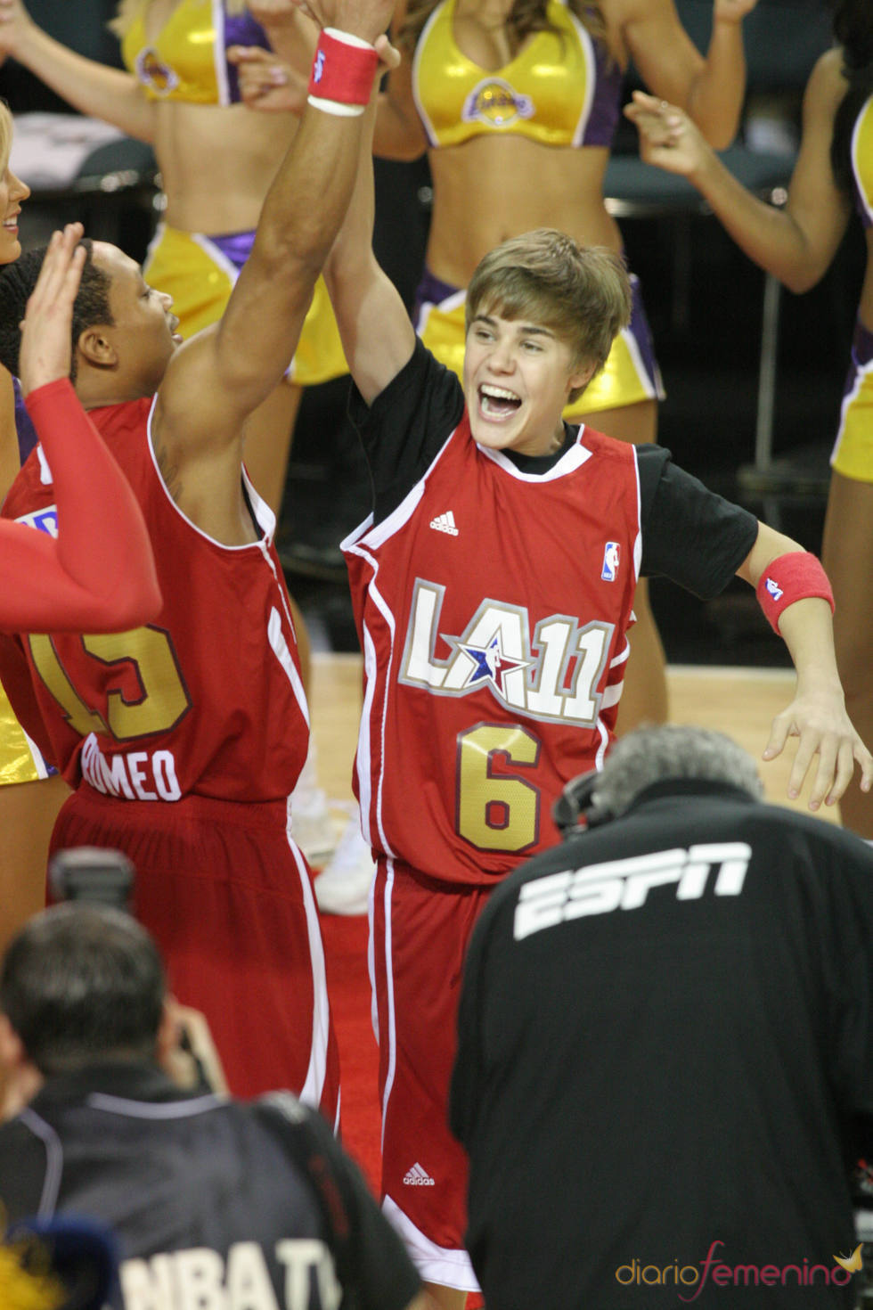 Justin Bieber disfruta jugando un partido de la NBA