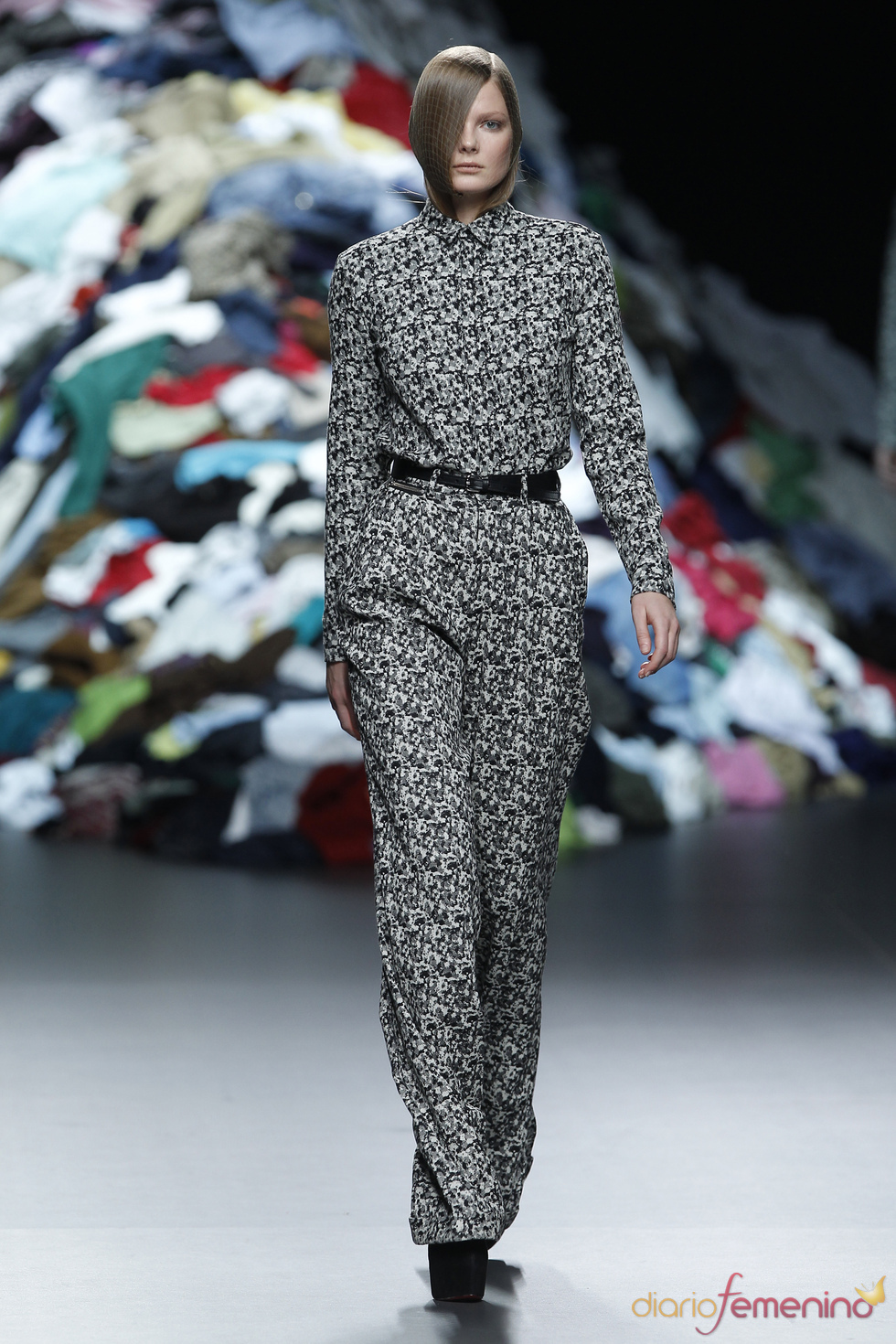 Mono estampado en tonos grises de David Delfín