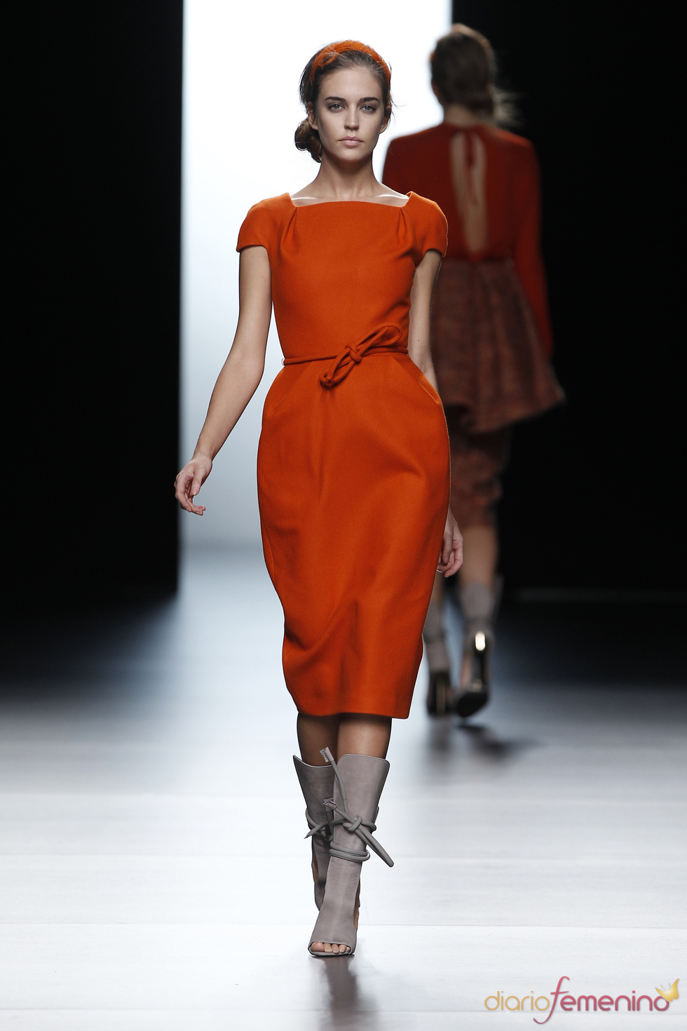 Los cordeles ajustan las cinturas femeninas de Juanjo Oliva Los cordeles ajustan las cinturas femeninas de Juanjo Oliva