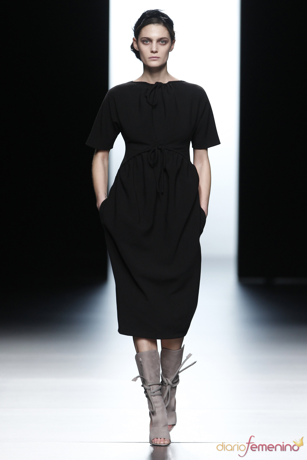 Vestido con bolsillos de Juanjo Oliva en Cibeles 2011 Vestido con bolsillos de Juanjo Oliva en Cibeles 2011