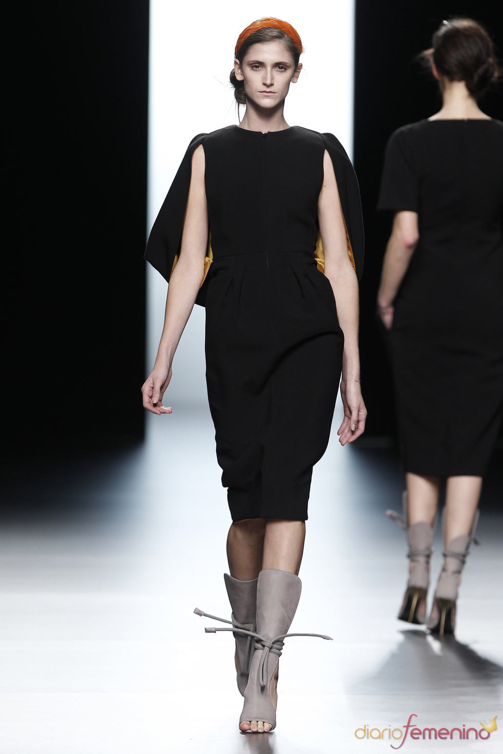 Vestido negro con minicapa de Juanjo Oliva en Cibeles 2011