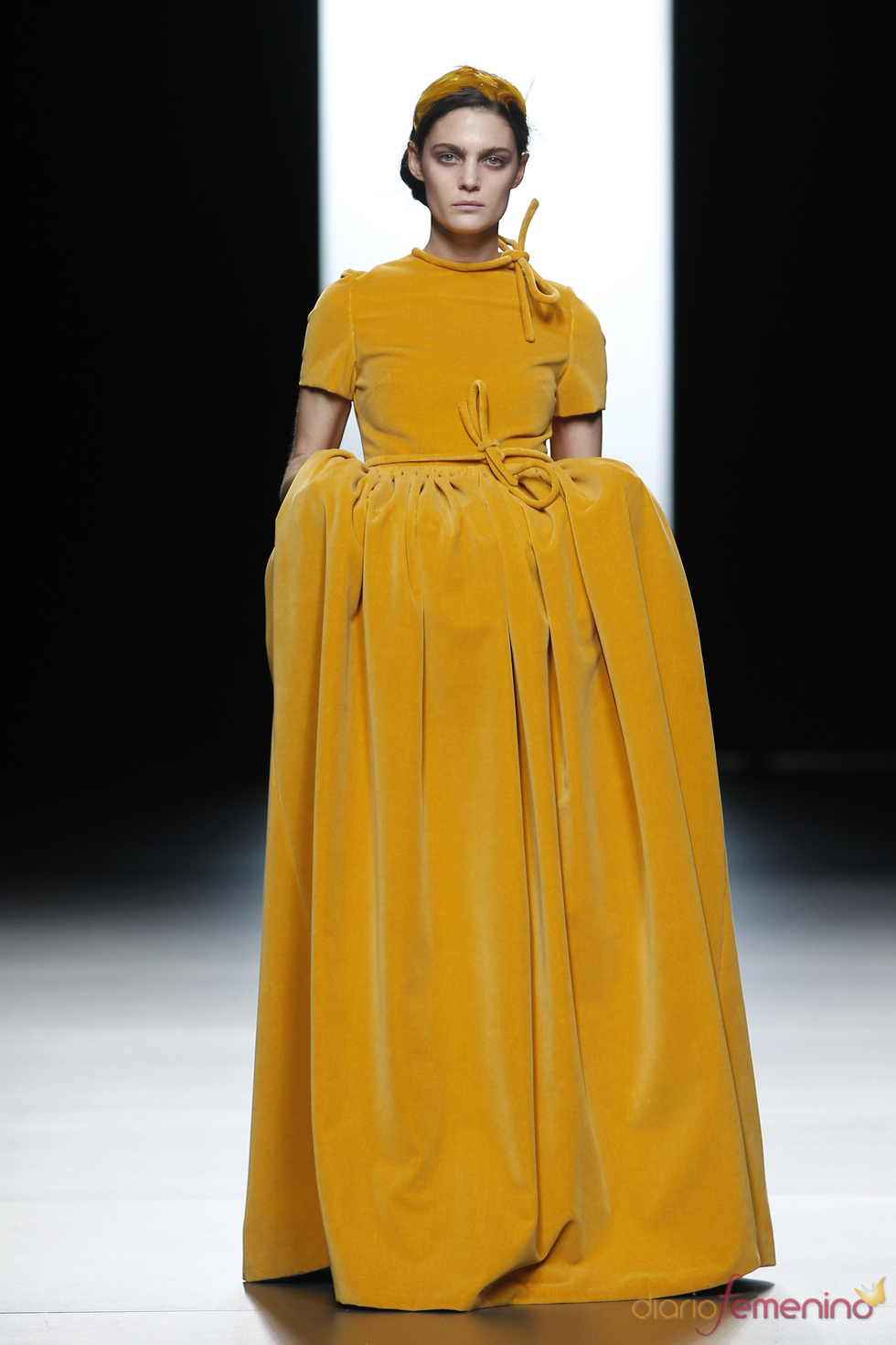 Traje de terciopelo mostaza de Juanjo Oliva en Cibeles 2011