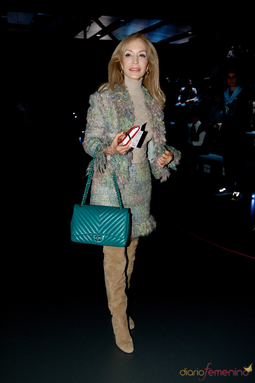 Carmen Lomana disfruta del desfile de Victorio & Lucchino