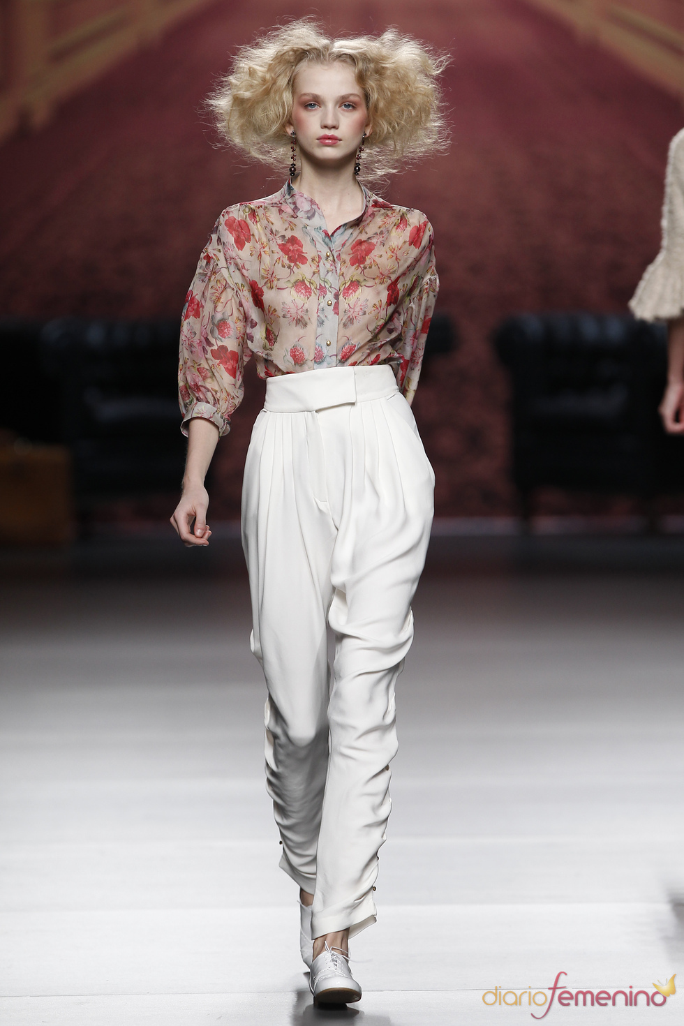 Blusa estampada con pantalón blanco. Alma Aguilar. Cibeles Madrid Fashion Week 2011